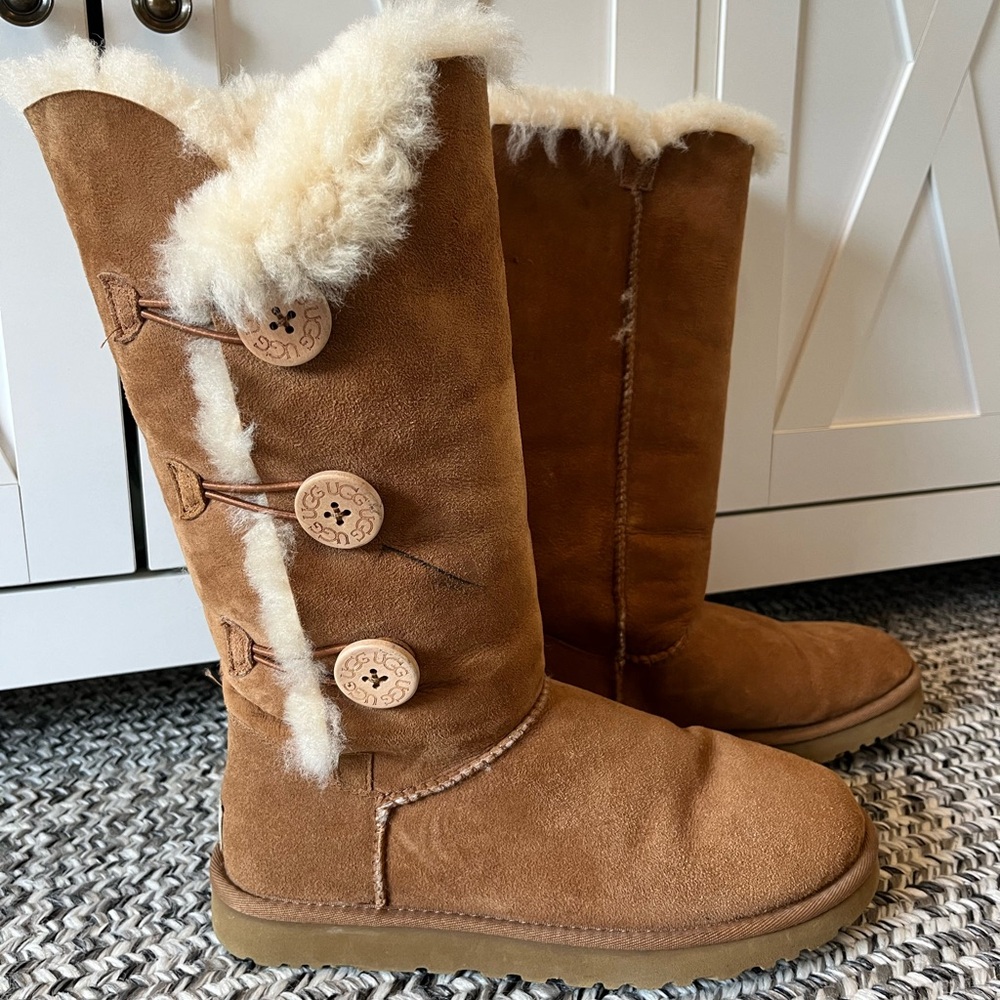 UGG Australia Bailey Button Triplet Boots – Chestnut – Women’s US 8